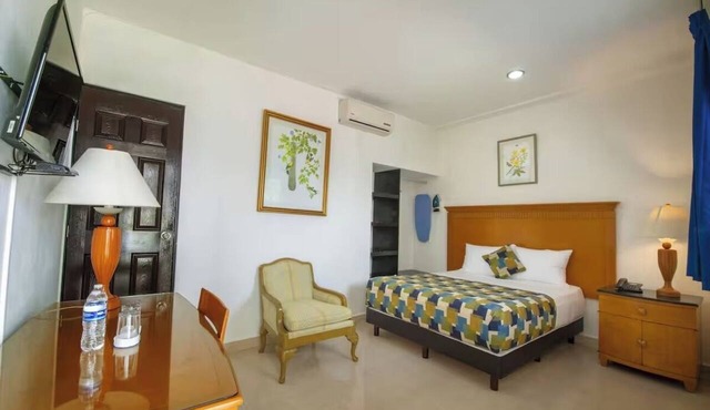 Sun-Soaked Mérida Single Room Stay: Outdoor Pool, Courtyard & Relaxing Comfort