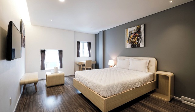 Sunlit Spacious Top-Floor Suite in Central Downtown, Ben Thanh, District 1