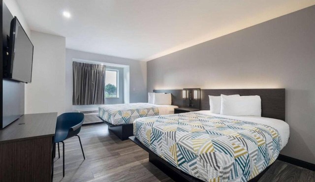 Sunny 2-bed Queen|Pool|Free Parking