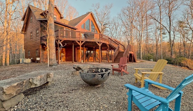 Sunset Mountain Views- Spacious Luxurious cabin in Morganton