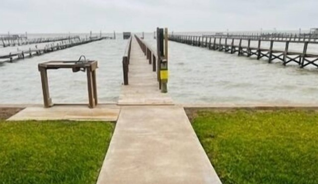 The Bay View. 3 Bedroom, 3 Bath. Private Lighted Fishing Pier.