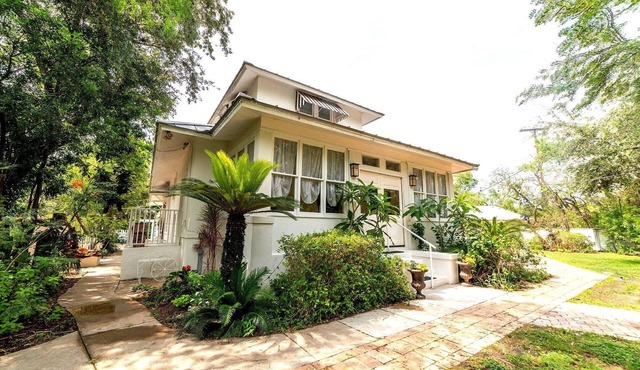 The Bryan House: Where History & Nature Meet! w/King Bed. Pet friendly!