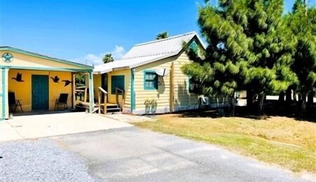 The Cozy Cottage. 2 Beds, Sleeps 4.