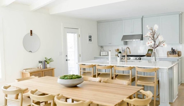 The Davis: Restored 1942 Coastal Retreat in Historic Oglethorpe Park, Sleeps 14 in St. Simons Island