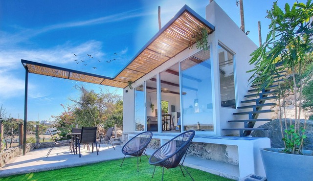 The Edge: Beautiful bungalow on the beach. Private beach