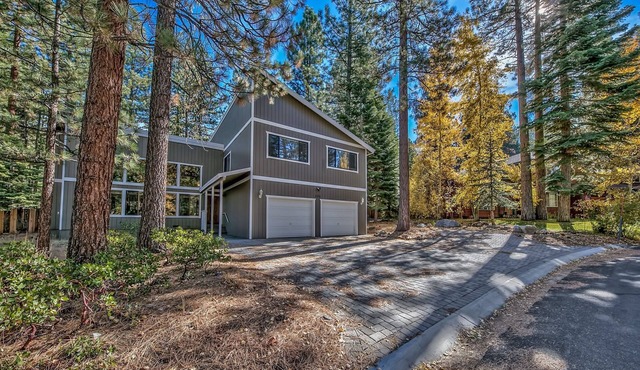 The Meadow Drive Home In Beautiful Lake Tahoe Nevada, easy access in Stateline