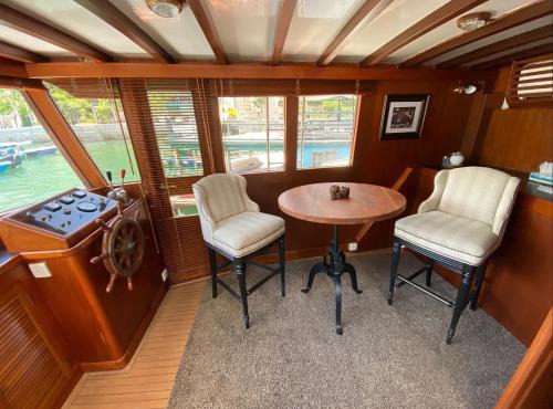 The Oak & Anchor - Hong Kong Houseboat