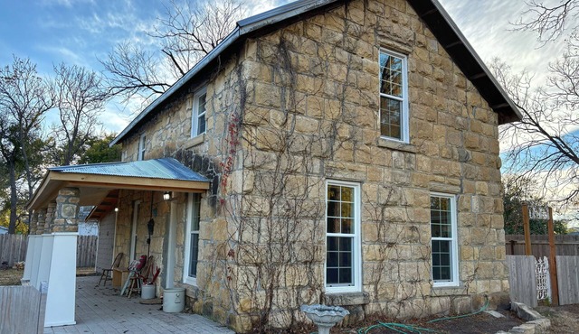 The Parsonage 1873 - cozy, unique, near downtown in Hays