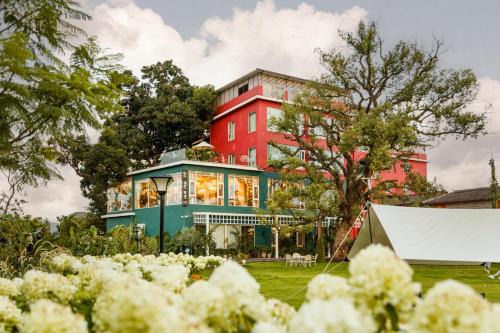 The Red Roof Monet Garden Resort - Pool & Family Fun - Where Karsts Meet a Playful Water Garden - By the way to Yangshuo - Complimentary Airport Pick-up for 2 Nights & Tailor-Made Tours