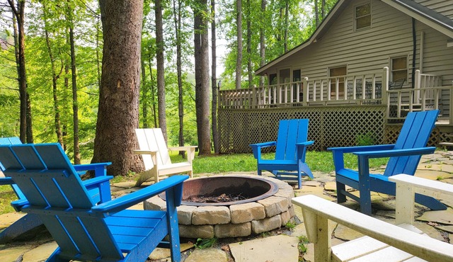 Toccoa-Currents Cabin - River Access - King Bed & Firepit - Large-Dog Friendly in Suches