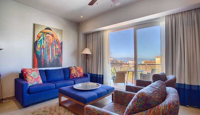 Top-Floor Penthouse · Walk to Beach · King Bed