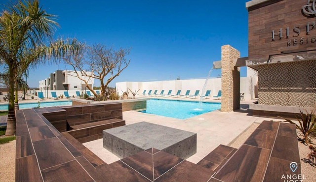 Townhome w/Private Patio, Parking & POOL onsite