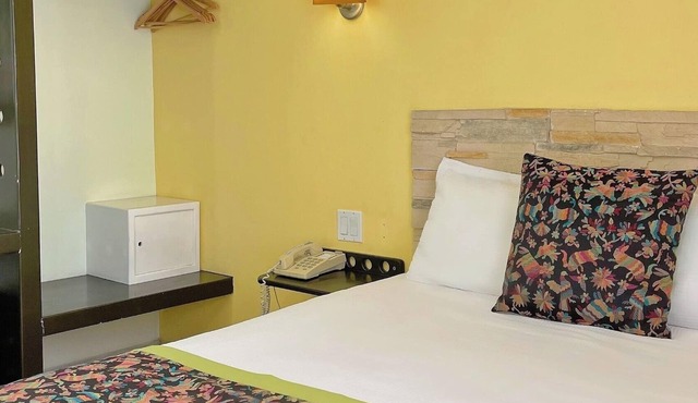 Traditional-Style Room Close to Shops & Restaurants – Walk Everywhere