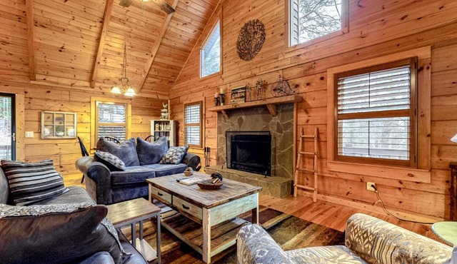 TreeHouse Hideaway in Cherry Log