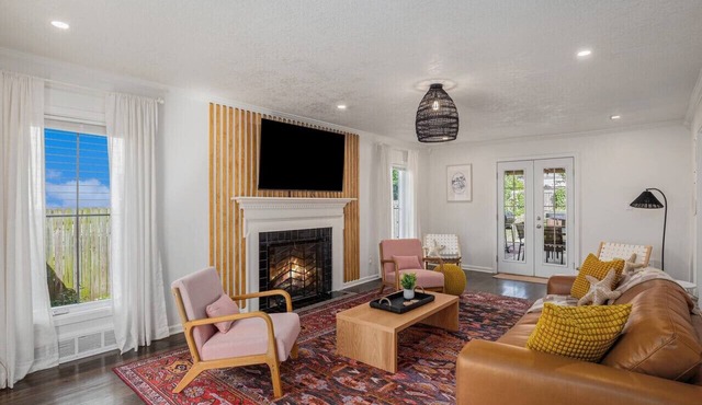 Tropical Hideaway: Hot Tub, Pool, Remodeled in Prairie Village in Prairie Village