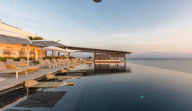 Udara 2E | Corner 3BR + Sauna, Padel Court & Ocean Peek, Sleeps 8