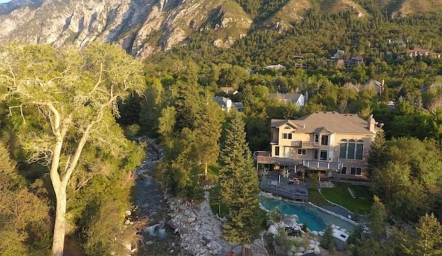 ULTIMATE SKI STAY! CLEAN + MODERN 2 BDRM/2 BATH SUITE + DEN WITH PRIVATE HOT TUB in Sandy