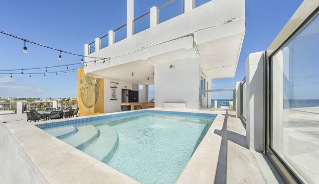 Unique 8BR w/Rooftop Pool Downtown
