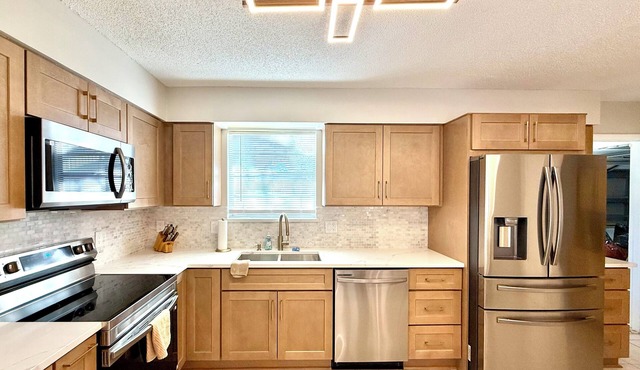 Unique Gem 3-bedroom 85” TV living 75” master Pool in Orange Park