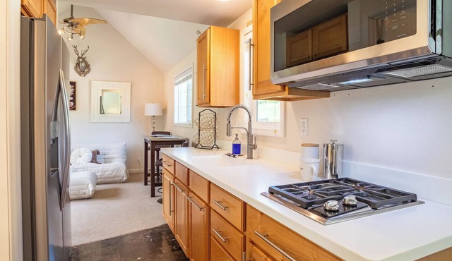 Upscale Riverfront Getaway Cottage in Arlington