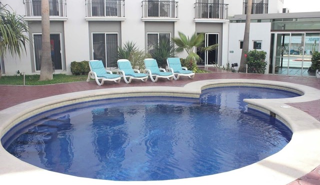 Vibrant Room Perfect for Romantic Beach Getaway – Close to Marina