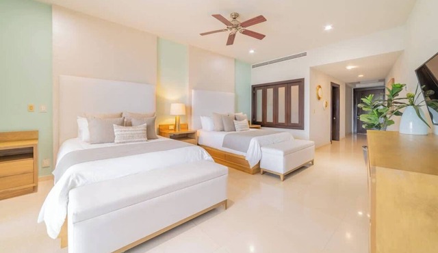 Vistamar Suite: Beach Access, Pool & Family Fun!