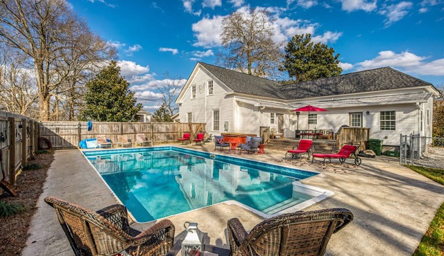 Walk Downtown! Large Pool, Hot tub, Fire pit, Close to EVERYTHING! in Monroe
