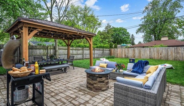 Walk to ND and Eddy Street, ProCleaned/Comfy/Updated in South Bend