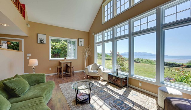 Waterfront Bellingham Bliss: Steps to Beach! in Bellingham