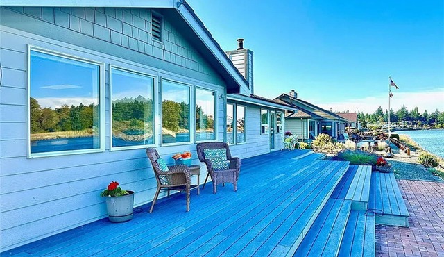 Waterfront Home in Historic La Conner. 30 Day Stay. Excellent Long-Term Rates. in La Conner