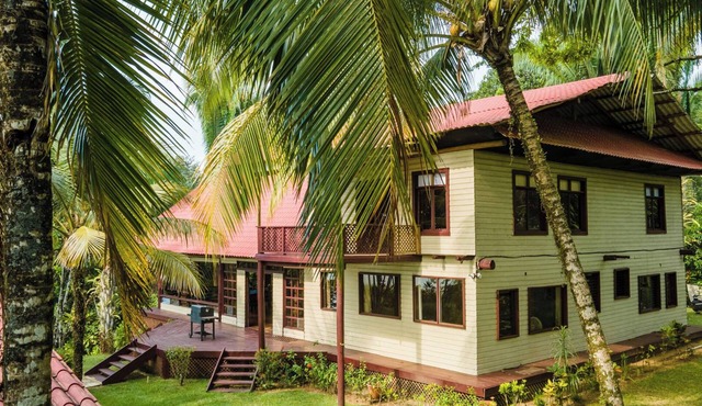 Waterfront Property With Spacious House With Dorm and Communal Kitchen Rio Dulce