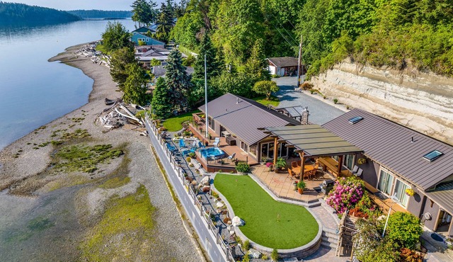 Waterfront Similk Bay Compound w/Luxury Amenities in Anacortes