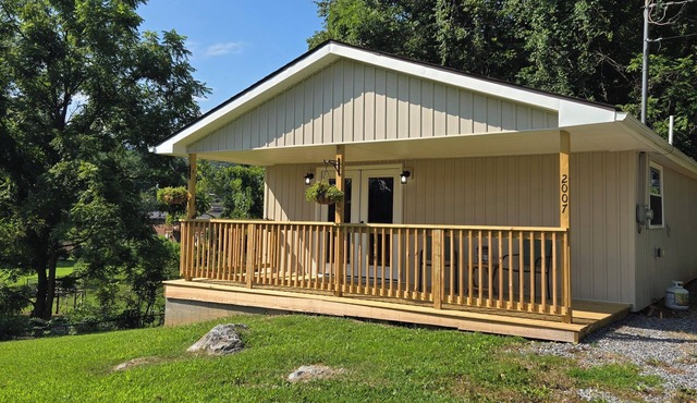 Welcoming Tiny House close to ETSU, Medical Center and Downtown Johnson City, TN in Johnson City