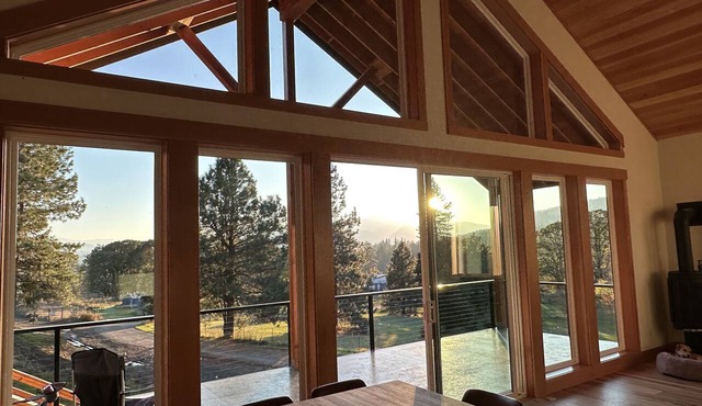 White Salmon Chalet. Close to everything in the Gorge in serene view setting in White Salmon