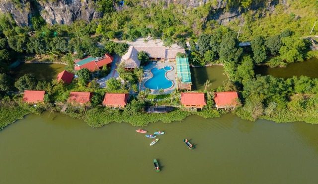 Xuan Son Lakeside Bungalow