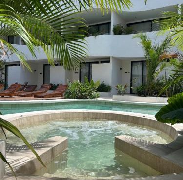 Your Ideal Retreat GF Oasis with Pool Access for 3
