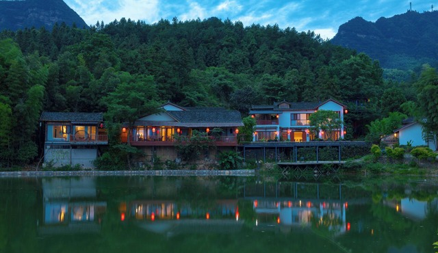 Zhangjiajie Ldyllic PondsideTimber Lodge