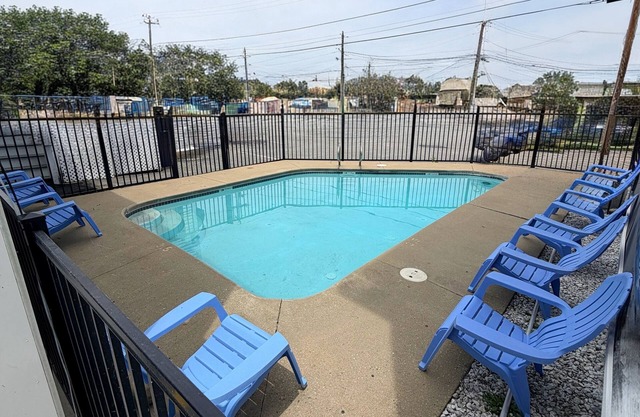 2 bedrooms with a shared pool. apt4 in Hampton