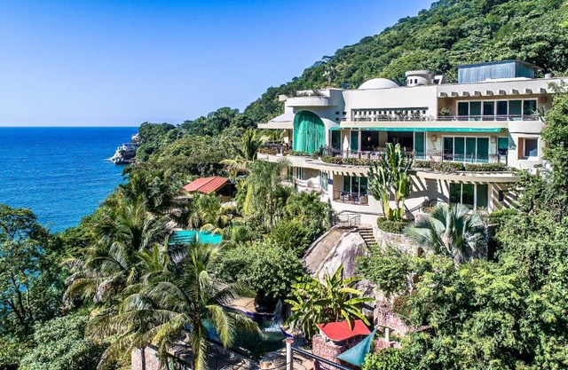 Luxury Beach Frontage Villa For Rent