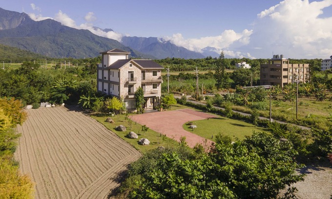 Shoufeng Bed & Breakfast | Floral Land B&B