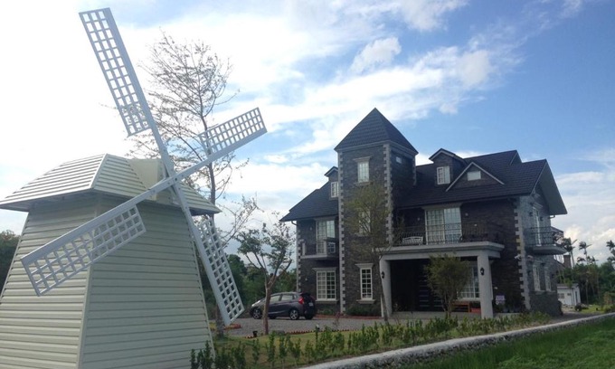 Dongshan Bed & Breakfast | Windmills Castle Garden