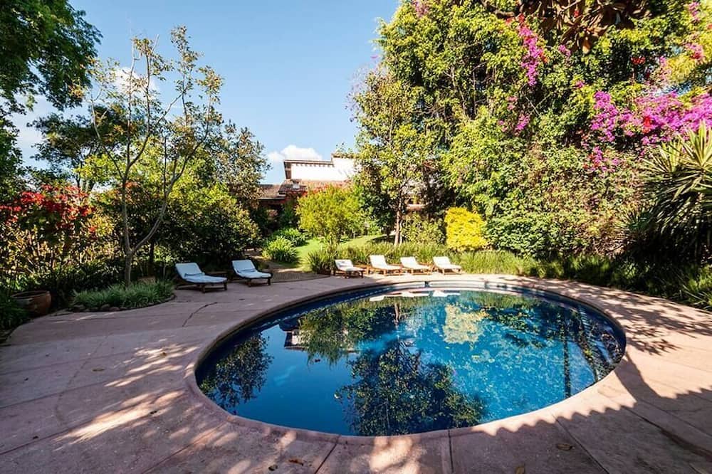 Agua Fria House | Casa Lorenza: In the Center of Valle de Bravo