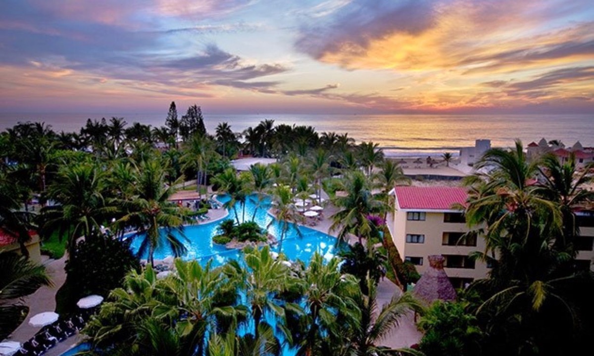 North Hotel Zone Resort | Spacious 1-Bedroom Suite With Kitchen and Balcony
