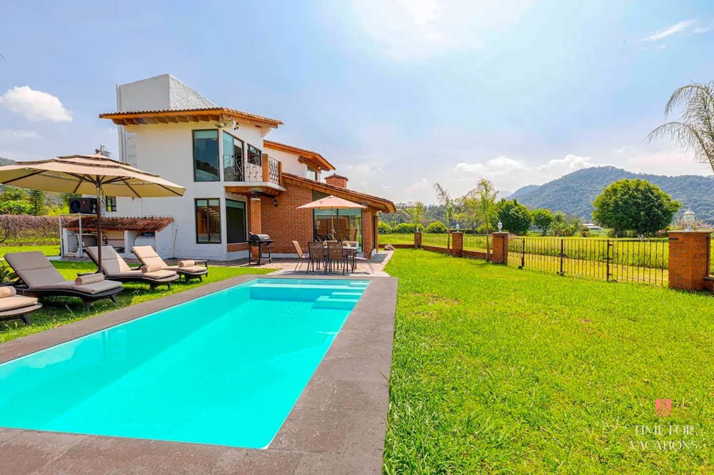 El Santuario Villa | NEW Lakeview Villa Heated Pool BBQ Smart TVs