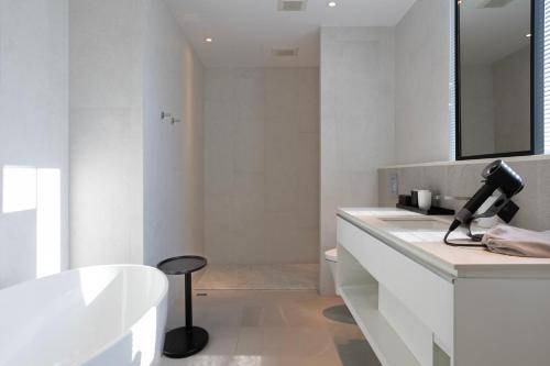Photo of Bathroom in Central District