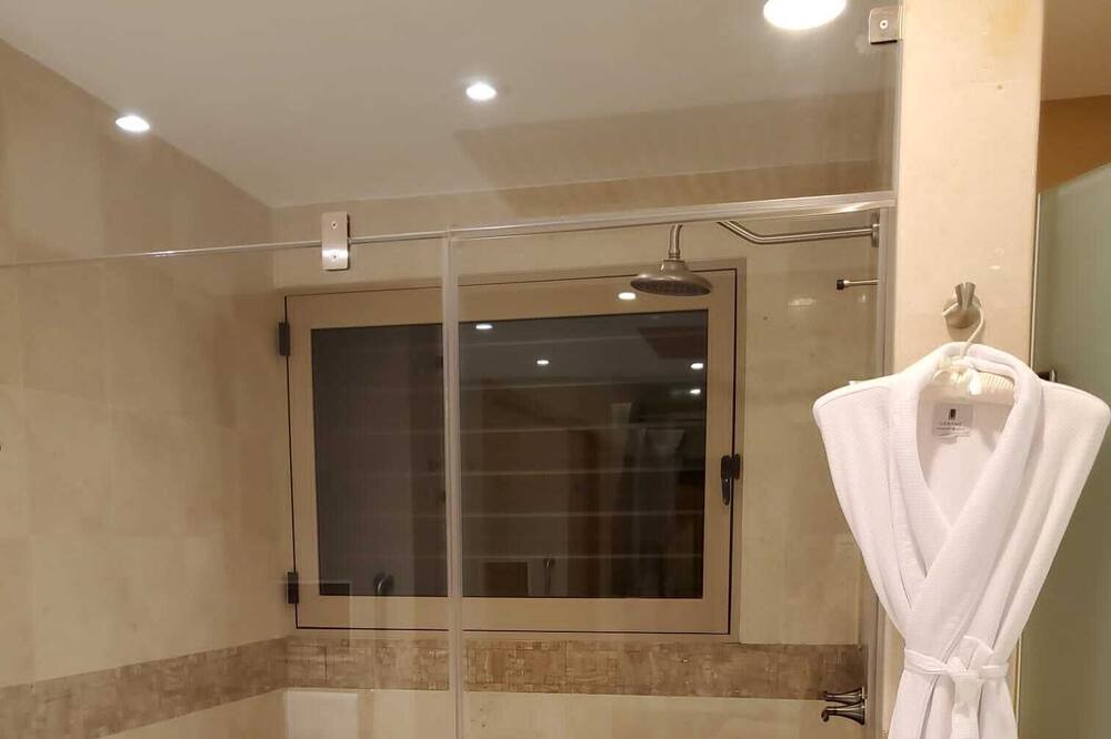 Photo of Bathroom in Romantic Zone