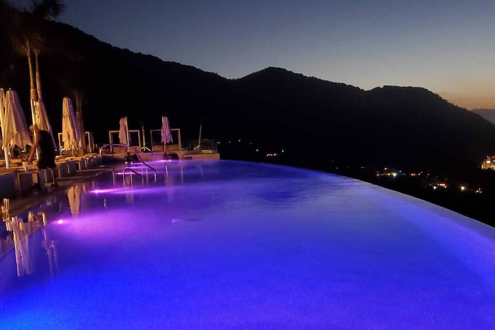 Photo of Outdoor in Romantic Zone