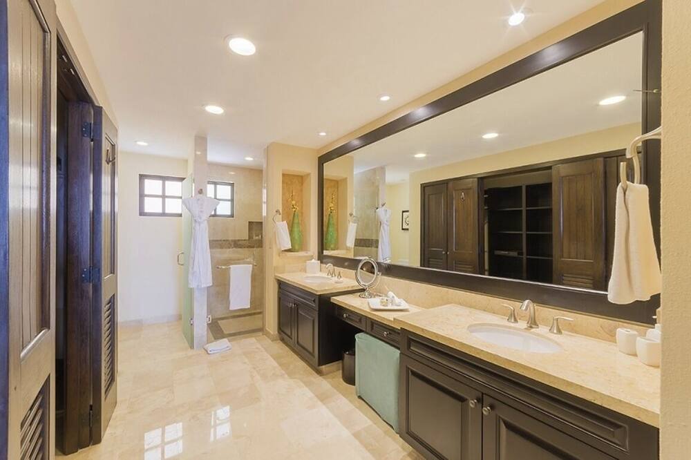 Photo of Bathroom in Romantic Zone