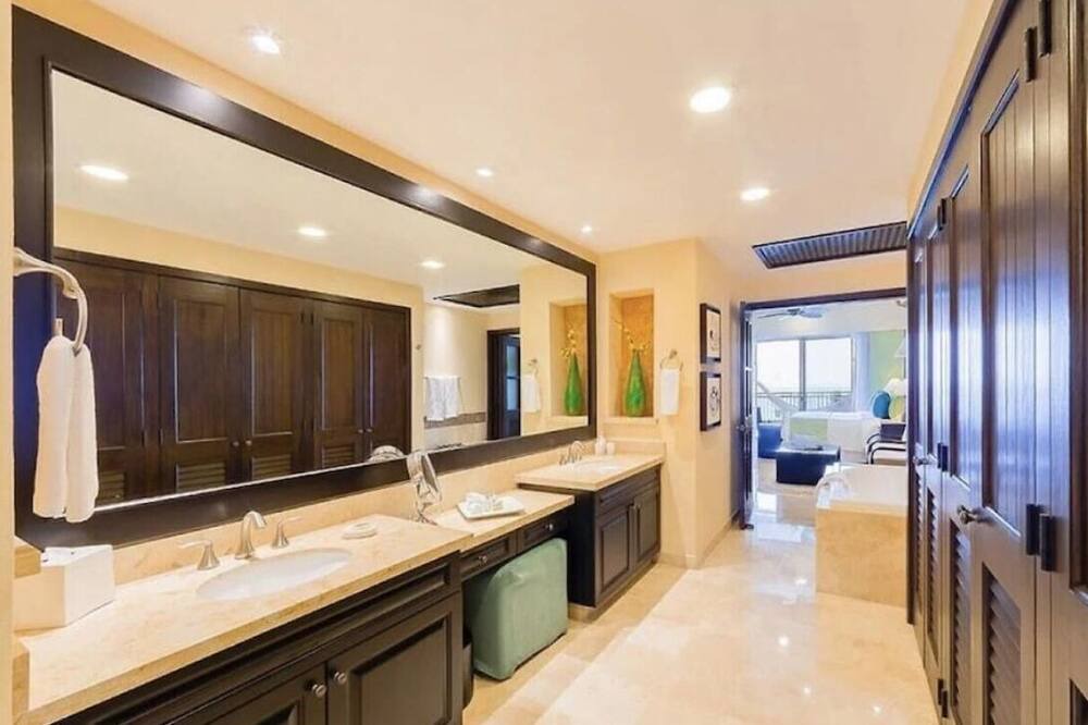 Photo of Bathroom in Romantic Zone