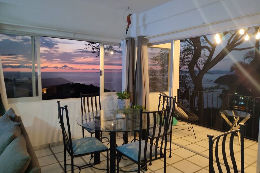 Photo of Livingroom in South Shore Hotel Area
